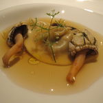 ライラ - 亀の手、大分県産の椎茸と玉葱のコンフィ、刻んだ亀の手を封じ込めたラビオリ、セルフィーユの花を添えて2