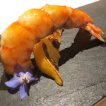 ライラ - 大分県産の天然の車海老と檸檬のグリル、備長炭で焼いて  ボリッジ・ブルーのエディブル・フラワーと共に2