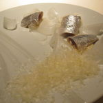 ライラ - カルト・ブランシュ(白紙のメニュー)：鰯の藁の燻製、大根とグリュイエール・チーズの伴奏2