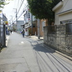 耳鼻咽喉科の手前を右に曲がります。