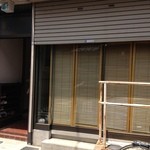 12;00の開店でシャッターは開きます。