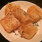 ドランクバット ボトルショップ - チーズを餃子の皮でくるんで揚げた感じのやつ