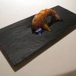 ライラ - 大分県産の天然の車海老と檸檬のグリル、備長炭で焼いて  ボリッジ・ブルーのエディブル・フラワーと共に1