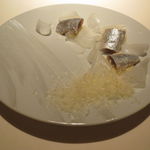 ライラ - カルト・ブランシュ(白紙のメニュー)：鰯の藁の燻製、大根とグリュイエール・チーズの伴奏1