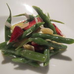 ライラ - 千葉県産ミニインゲンのサラダ、カモミールの花と生のアーモンド・スライスと共に1