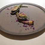 ライラ - 大分県産トコブシの炭火焼き、千葉県産のミニポワロー、紫カリフラワーと共に2