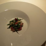 ライラ - 千葉県産ミニインゲンのサラダ、カモミールの花と生のアーモンド・スライスと共に2