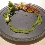 ライラ - 大地の一皿：山形県産の甘野老の花と蕪、山菜、ウルイのソースと人参のピュレ、牛蒡で作った土で