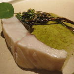 ライラ - 大分県産の天然のスズキ、ワサビナとナスタチウムの葉、クレソンとオリーブオイルのソースで