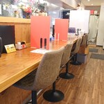 地鶏と手作り餃子が旨い店 一 - カウンター席