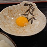 地鶏と手作り餃子が旨い店 一 - 生玉子黄身だけ