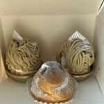 ナッシュカッツェ - シュークリームひとつとモンブランふたつ。