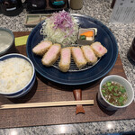 とんかつ 大希 - ロースカツ定食(1700円) これに最初のセットが出てきます。