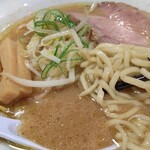 翔鶴 - 麺は味噌らーめん用の麺なんですね。中太やや縮れ麺です。スープが良く絡みます。どこかで食べたことあるような…、スープは白味噌だそうです。大蒜(にんにく)は入ってない？今少しコクが深かったような…