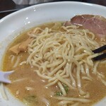 翔鶴 - 美味しいです。ただ、わたしの体調のせいなんでしょうね…、というかわたしが塩らあめんと中華そばが好き過ぎて可笑しくなっちゃってるんだろな。この味噌らーめんかなり美味しいんだと思います。間違いない。