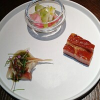 THE CONDER HOUSE - 前菜３種盛り合わせ、
                    鰤青山椒と青葱のソース、自家製はちみつ叉焼、青ザーサイと紅しぐれ大根の和え物
                    
                    