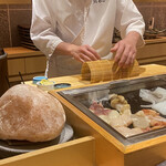 鮨　樋口 - ？なに巻いてるのかな？