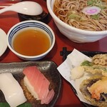 和風レストラン まるまつ - 寿司と天ぷら、蕎麦のセット(ランチメニュー)