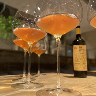 グラスワインは白、赤、各種5〜8種類以上ご用意しております