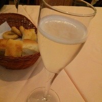 エリオ・ロカンダ・イタリアーナ - シャンパン(ラザニアもホタテのパスタも売り切れでサービス)