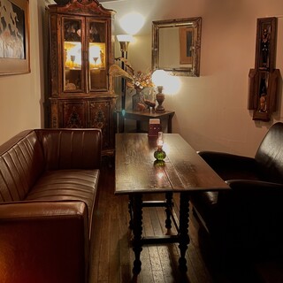 人気の隠し扉個室。アンティーク家具が飾られたデートに最適なソファー個室