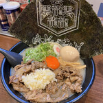 肉玉そば おとど - 黒の丼が個性的。