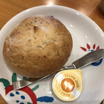 炭焼きレストランさわやか 御殿場プレミアム・アウトレット店 - 天然酵母のパン　着いてくるのがバターなんです。