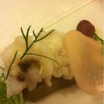 Drammatico - 天草産ハモの湯引き　ライムのソース　水ナスのテリーヌ添え
      