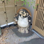 大和 - 玄関横には番頭さんがお出迎えです