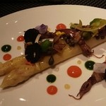 ラトリエ ドゥ ジョエル・ロブション - ホワイトアスパラガスのポッシュとホタルイカのコンフィに自家製イカ墨パンのクルトンを添えて