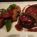 ラトリエ ドゥ ジョエル・ロブション - 仔羊背肉 ハーブの香りを包み込んでロティ 黒にんにくのクーリをアクセントに
