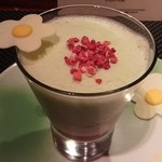 ラトリエ ドゥ ジョエル・ロブション - 苺のパンナコッタ 練乳のグラスとピスタチオのエキュームのアンサンブル