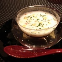 ラトリエ ドゥ ジョエル・ロブション - 新玉ねぎのヴルーテグルッセを和牛コンソメのジュレと共に