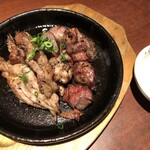 Yotsuya Shimmichi Doori Yoiyoi - 砂肝とせせりの炭火焼き