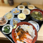 朝市の味処 茶夢 - イカ、蟹、いくらの3種が乗った海鮮丼。