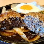 飛騨牛ダイニングかはん - 僕的には何も付けてない
            素のハンバーグが凄く好みな味わい♡
            
            塩だけで食べたいのは
            高級な牛肉を味わいたい時と同じ。