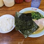 上々家 - ラーメン820円＋半ライス80円