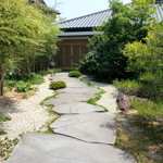 大和 - 石畳を歩き玄関へ。