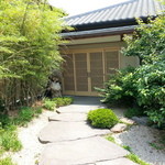 大和 - 番頭さんが玄関先に・・・