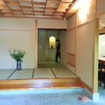 大和 - まだ新しい店内