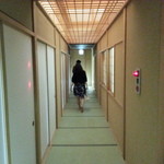 大和 - 廊下の突き当たりに今日のお部屋があります