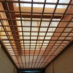 大和 - 廊下の天井は格子となっております、だから明るいのね。