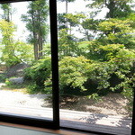 大和 - 窓から見える庭