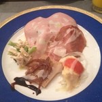 リストランテ ラ チャウ - ハムとサラミの下にサラダ、右下にポテトサラダトマトソース、手前はレバーのパテのバルサミコソース、左が鳥肉とブロッコリー