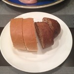 リストランテ ラ チャウ - あつあつパン。黒い方はクルミとレーズンいり。