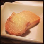 Karasuma Wain Shokudou Babu - お通しは燻製チーズ
