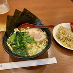 大黒家 - 家系ラーメン、半チャーハン