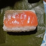 柿の葉すし　とらせ - 鮭の柿の葉寿司