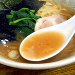 横浜ラーメン厨房 うえむらや - 動物系出汁の旨味×野菜の甘味が利いた、絶妙なクラシカルライトバランスなスープ！