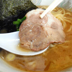 横浜ラーメン厨房 うえむらや - ムッチリ柔らかな肩ロースチャーシュー